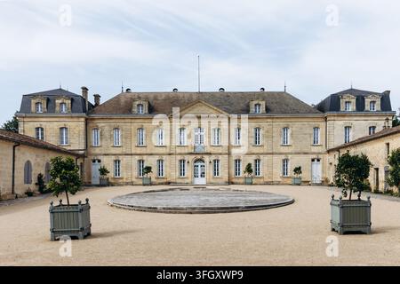 Saint Emilion, Francia - 11 luglio 2026: Tenuta vinicola storica di Chateau Soutard e cortile in pietra calcarea a Saint Emilion Foto Stock
