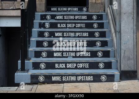 Gradini all'ingresso del Black Sheep Coffee su Princes Street, Edimburgo, Scozia, Regno Unito. Foto Stock