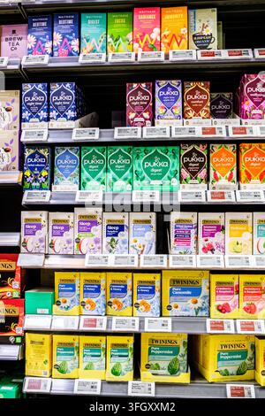 Londra, Regno Unito, 14 settembre 2026, Esposizione in supermercato all'interno di Waitrose di marchi propri, Twinings e bustine di tè Pukka con prezzi Foto Stock