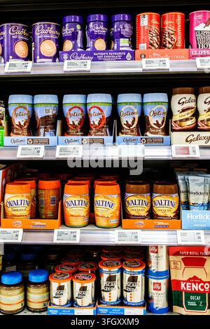 Londra, Regno Unito, 14 settembre 2026, Selezione di cioccolata calda istantanea, bevande maltate e barattoli di caffè in un supermercato Waitrose Foto Stock