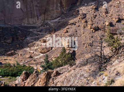 I sentieri pedonali si snodano attraverso il paesaggio vulcanico frastagliato dello Smith Rock State Park nell'alta regione desertica dell'Oregon. Foto Stock