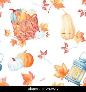 Motivo senza cuciture acquerellato con illustrazione di elementi di raccolto autunnale, cesti di vimini, zucche, lanterne, foglie d'acero e bacche. Disegnato a mano Foto Stock