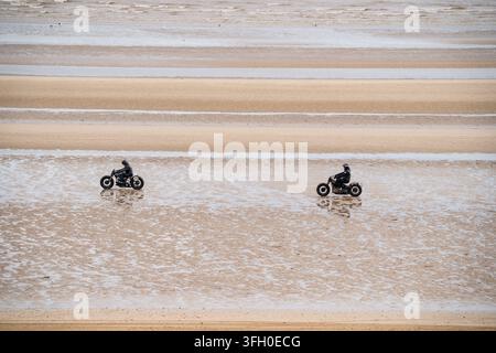 Due moto modificate in gara sulla sabbia bagnata durante Race to the Waves 2026, Bridlington South Beach, East Yorkshire Foto Stock