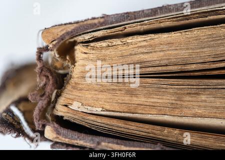 Libro religioso molto antico, primo piano. Sfondo con pagine di vecchi libri Foto Stock