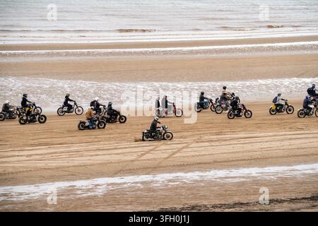 Un grande gruppo di motociclette che corrono su Bridlington South Beach durante l'evento Race to the Waves 2026, nell'East Yorkshire. Foto Stock