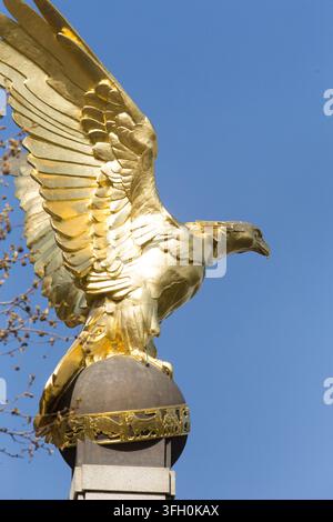 La statua dell'aquila dorata in cima al Royal Air Force Memorial sulla Victoria Embankment di Londra onora il personale della RAF caduto in combattimento. Foto Stock