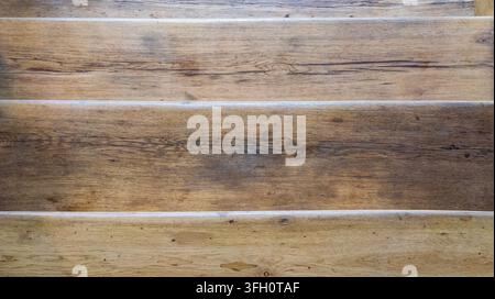 Gradini di scala realizzati in legno di quercia scura invecchiato e disteso con una vista dall'alto, che mostra la venatura naturale e la texture rustica in una prospettiva macro per Foto Stock