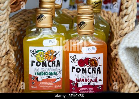 bottiglie di bevanda Poncha premescolata a base di succo di canna da zucchero, alcol, miele e succo d'arancia e limone o succo di frutta della passione, Madeira, Portogallo Foto Stock
