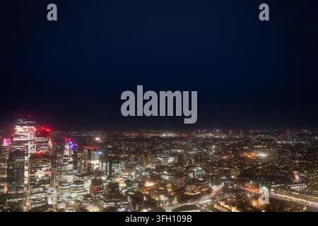 Vista aerea notturna di Londra dallo Shard, che mostra grattacieli illuminati nel distretto finanziario e l'historica Torre di Londra. Foto Stock