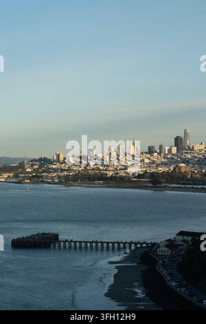 I turisti osservano lo skyline di San Francisco, il Palace of Fine Arts e il Torpedo Wharf dal Golden Gate Bridge per ammirare l'iconica Bay Area. Foto Stock