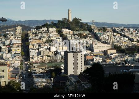 I visitatori osservano Telegraph Hill e la Coit Tower di San Francisco dall'alto per ammirare l'architettura iconica della città. Foto Stock