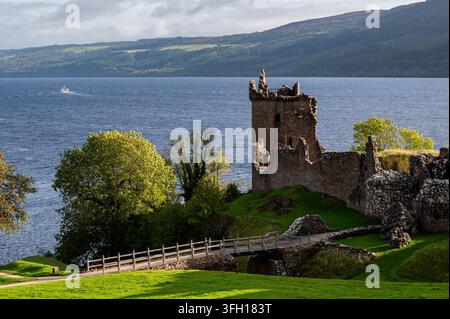 Rovine del castello di Loch Ness e torre che si affaccia sulle pittoresche Highlands scozzesi e sulla riva del lago Foto Stock