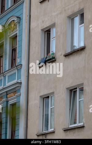 Tranquilla strada residenziale fiancheggiata da edifici residenziali di media altezza, marciapiedi e new jersey neri nel centro di Wroclaw. Foto Stock