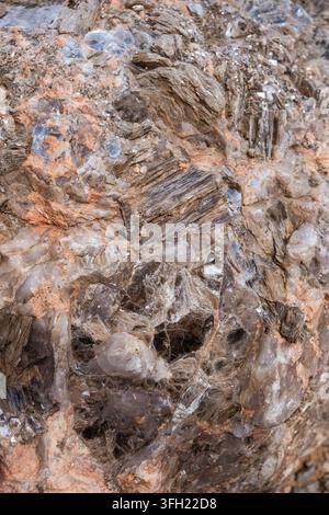 Un'immagine geologica specifica di un campione di roccia del New Mexico con tre minerali principali: mica muscovite, feldspato e quarzo. Foto Stock