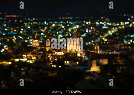 Vista dal punto di vista della Cattedrale di San Miguel Arcangel di notte, Parroquia de San Miguel Arcangel nella città di San Miguel de Allende, Guanaj Foto Stock
