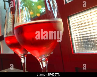 Due bicchieri di vino rosato. Chiudere la vista. Foto Stock