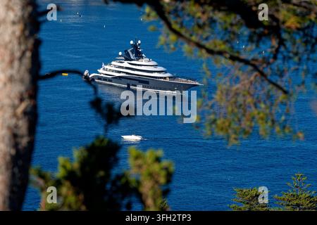 Yacht nel porto di Villefranche-sur-Mer (Francia sud-orientale) Foto Stock