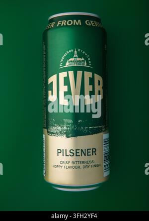 LONDRA, REGNO UNITO - 10 APRILE 2026: Birra lager Jever Pilsner su sfondo verde. Foto Stock
