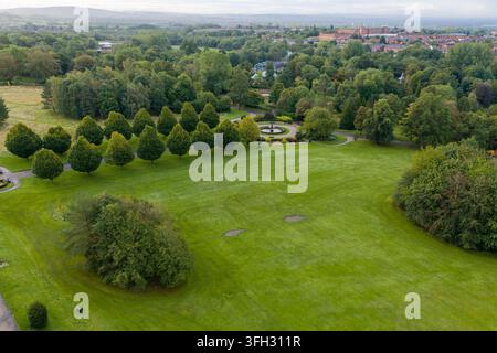 Immagine aerea del viale degli alberi e della fontana ornamentale dei prati di Alexandra Park a Oldham Foto Stock