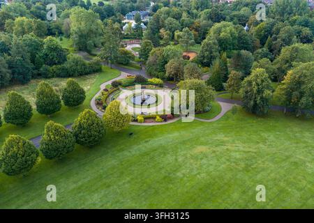 Immagine aerea della fontana ornamentale del Alexandra Park e dei giardini formali a Oldham Foto Stock