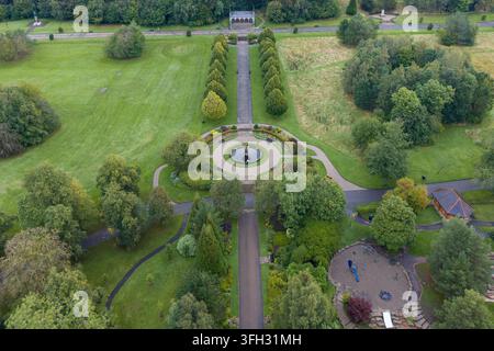 Immagine aerea della passeggiata della fontana ornamentale del parco Alexandra e dell'area giochi a Oldham Foto Stock