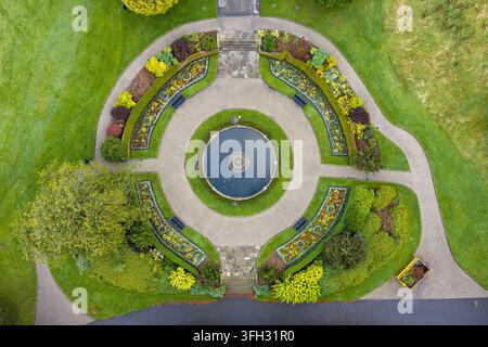 Veduta aerea dall'alto della fontana ornamentale circolare e delle aiuole del parco Alexandra Foto Stock