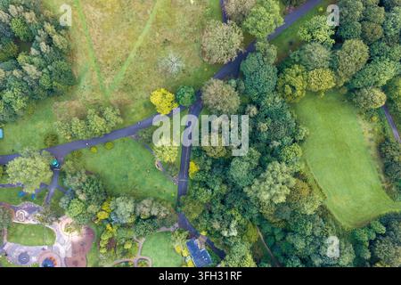 Vista aerea dall'alto dei sentieri tortuosi del bosco e dei prati di Alexandra Park a Oldham Foto Stock