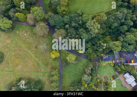 Vista aerea dall'alto dei sentieri tortuosi del bosco e dei prati di Alexandra Park a Oldham Foto Stock
