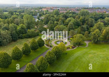 Immagine aerea dei Giardini della Fontana di Alexandra Park, del Viale degli Alberi e della Vista di Oldham Foto Stock
