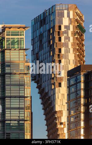 Il grattacielo moderno e contorto distintivo del Vancouver House progettato dal gruppo Bjarke Ingels nel centro di Vancouver, British Columbia. Foto Stock