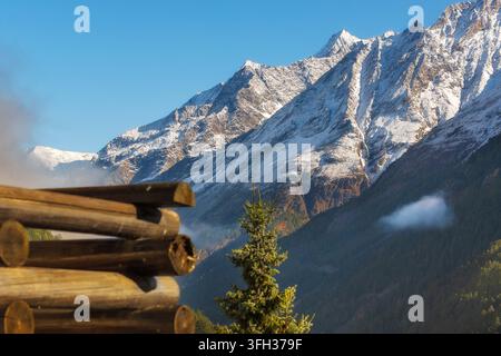 Zermatt Svizzera vista orizzontale delle travi in legno del balcone e del pino in primo piano con la cima innevata del Weisshorn sotto un cielo blu limpido sullo sfondo Foto Stock