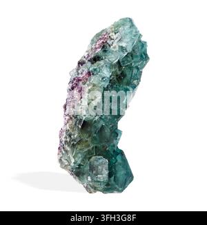 Immagine ad alta risoluzione di una formazione di fluorite verde con cristalli cubici interconnessi e variazioni naturali di chiarezza e colore. Isolata su un Foto Stock