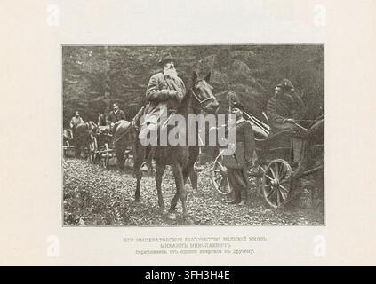 Il gran duca Mikhail Nikolaevich a cavallo si sposta tra i compartimenti forestali accompagnato da assistenti e carrozze da caccia durante una caccia imperiale nella Belovezhskaya Pushcha. Foto Stock