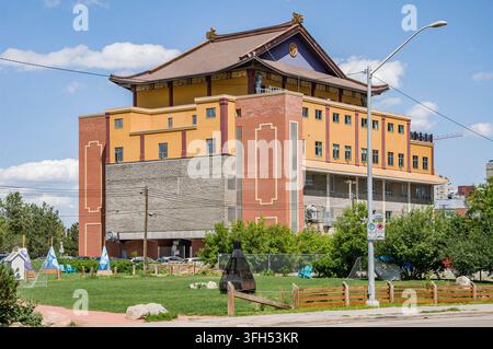 CALGARY, CANADA - 03 LUGLIO 2023: L'architettura unica in stile pagoda asiatica tradizionale del Monastero Avatamsaka, un importante tempio buddista cinese Foto Stock