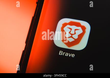 Parigi, Francia - 15 settembre 2026: Logo coraggioso di un browser web per la privacy visualizzato su uno schermo di smartphone con luce arancione. Foto Stock