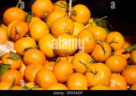 Arance siciliane fresche esposte in cassette di plastica colorate su una bancarella del mercato all'aperto a Catania. Foto Stock