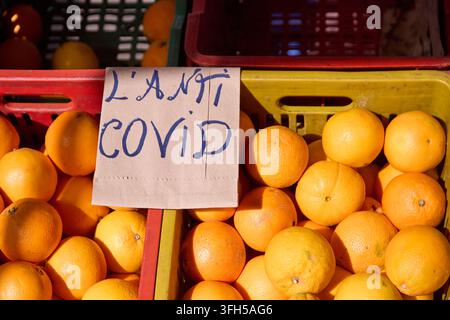 Arance siciliane fresche esposte in cassette di plastica colorate su una bancarella del mercato all'aperto a Catania. Foto Stock