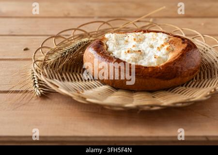Pasticceria tradizionale al formaggio di cottage con crosta dorata su tavolo di legno Foto Stock