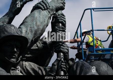 Arlington, Va, USA. 15 set, 2026. Le squadre del National Park Service stanno lavorando al Memoriale del Corpo dei Marines di Iwo Jima ad Arlington, VA il 14 settembre 2026 (Credit Image: © Andrew Leyden/ZUMA Press Wire) USO EDITORIALE SOLO! Non per USO COMMERCIALE! Foto Stock