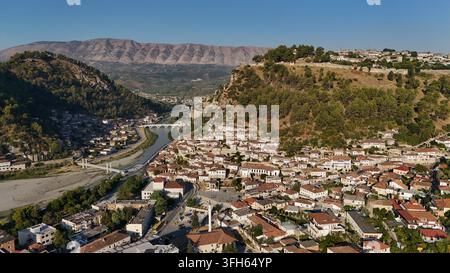 Vista aerea di Berat, Albania, con la storica città vecchia, il fiume Osum, case sulle colline e il paesaggio montano dei Balcani Foto Stock