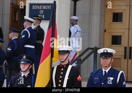 Arlington, USA. 15 set, 2026. Soldati statunitensi si trovano davanti al Dipartimento della Guerra tenendo una bandiera tedesca. Il Ministro Federale della Difesa Pistorius sarà ricevuto dal suo omologo statunitense, Hegseth, con una guardia d'onore al Pentagono. Credit: Kay Nietfeld/dpa/Alamy Live News Foto Stock