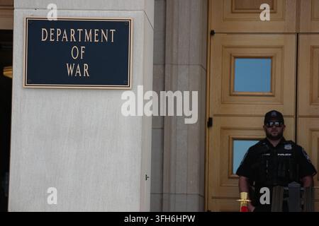Arlington, USA. 15 set, 2026. Un cartello con la scritta "Department of War" è visibile al Pentagono. Il ministro federale della Difesa Pistorius sarà ricevuto al Pentagono dal suo omologo statunitense, Hegseth, con una guardia d'onore. Credit: Kay Nietfeld/dpa/Alamy Live News Foto Stock