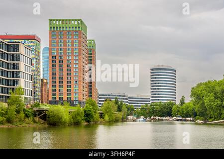 Dusseldorf, Germania – Maggio 2024: Medienhafen, area portuale di Dusseldorf con edifici moderni e natura verde Foto Stock