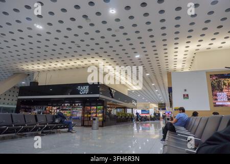 CDMX, Messico, 09 09 2026. Vista del corridoio del Terminal 2 dell'aeroporto internazionale Benito Juarez a Città del Messico durante la notte. Area d'attesa passeggeri f Foto Stock