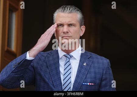 Arlington, USA. 15 set, 2026. Pete Hegseth, segretario alla Difesa degli Stati Uniti, saluta mentre accoglie il ministro federale della Difesa Pistorius al Pentagono. Credit: Kay Nietfeld/dpa/Alamy Live News Foto Stock
