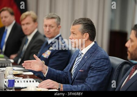 Arlington, USA. 15 set, 2026. Il segretario della difesa degli Stati Uniti Pete Hegseth (secondo da destra) parla durante un incontro con il ministro federale della difesa Pistorius al Pentagono. Credit: Kay Nietfeld/dpa/Alamy Live News Foto Stock