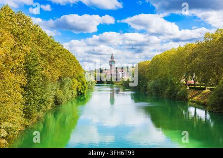 Bella fiume Marne con alberi e la città di Épernay sullo sfondo, Francia Foto Stock