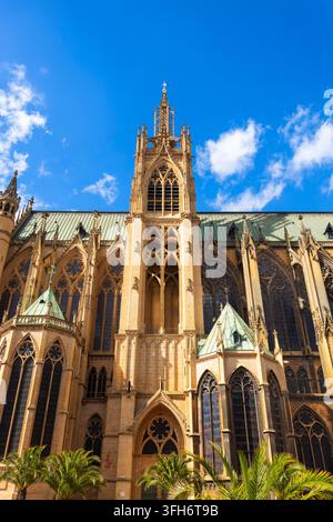 Bella vista panoramica della storica cattedrale di Saint Etienne su Place d'Armes a Metz, Francia Foto Stock