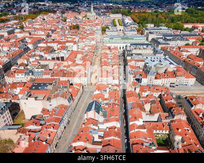Vista aerea panoramica dei tetti e delle strade del centro storico della vecchia città a Nancy, Francia Foto Stock