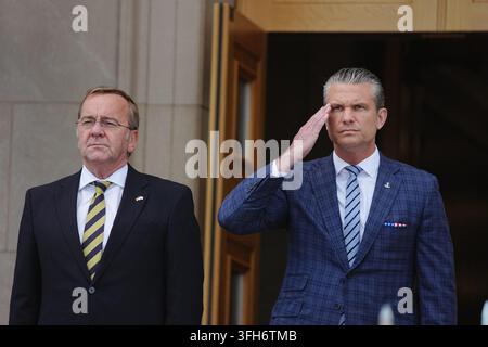Arlington, USA. 15 set, 2026. Il segretario della Difesa degli Stati Uniti Pete Hegseth (a destra) saluta mentre accoglie il ministro della Difesa tedesco Boris Pistorius (a sinistra, SPD) con una guardia d’onore al Pentagono. Credit: Kay Nietfeld/dpa/Alamy Live News Foto Stock